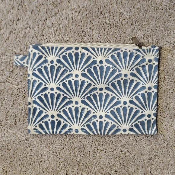 Roller Rabbit Pouch Set - Picture 4 of 5